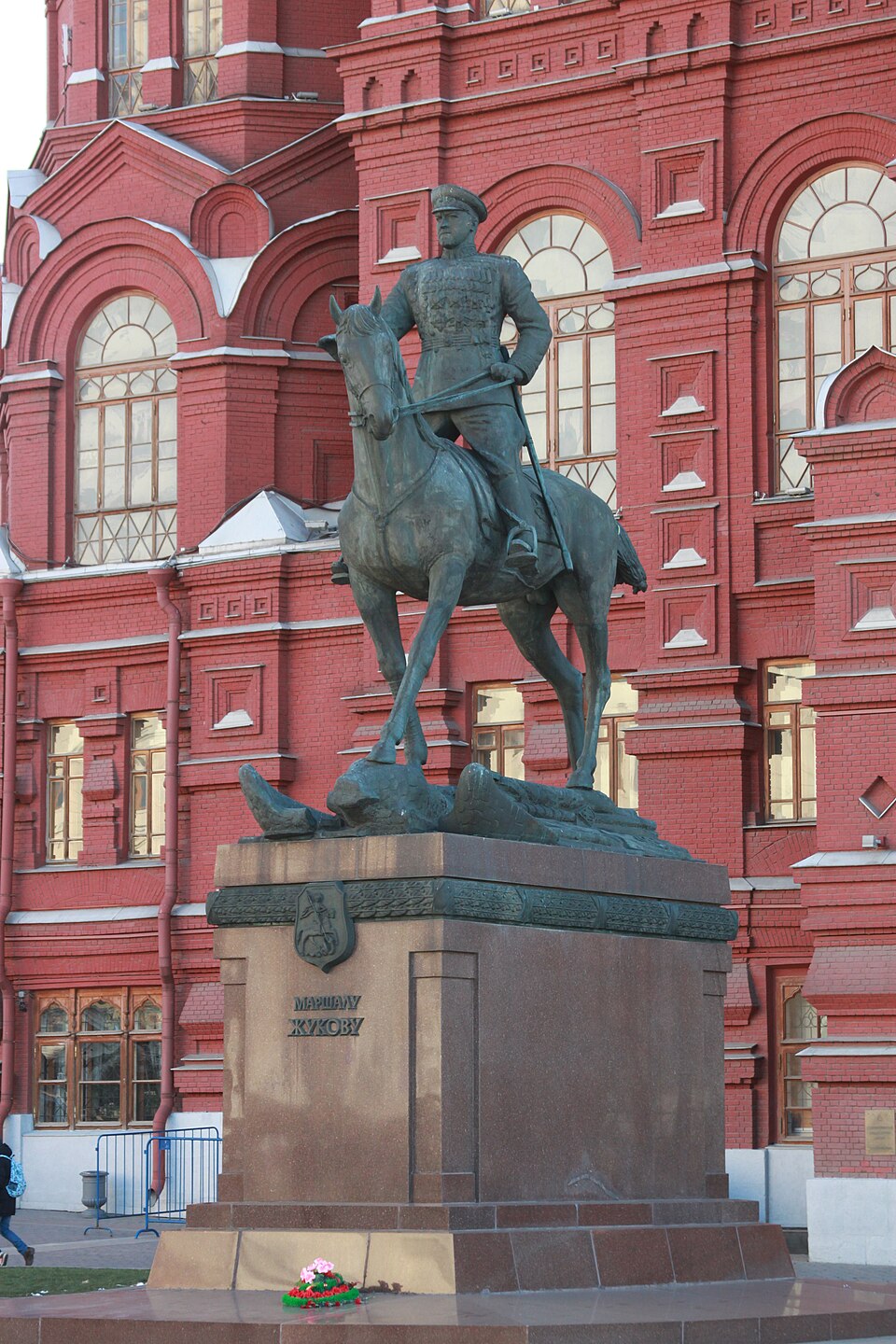 В. М. Клыков. Памятник Г. К. Жукову на Манежной площади. Источник: https://ru.wikipedia.org/wiki/Памятник_маршалу_Жукову_(Москва)