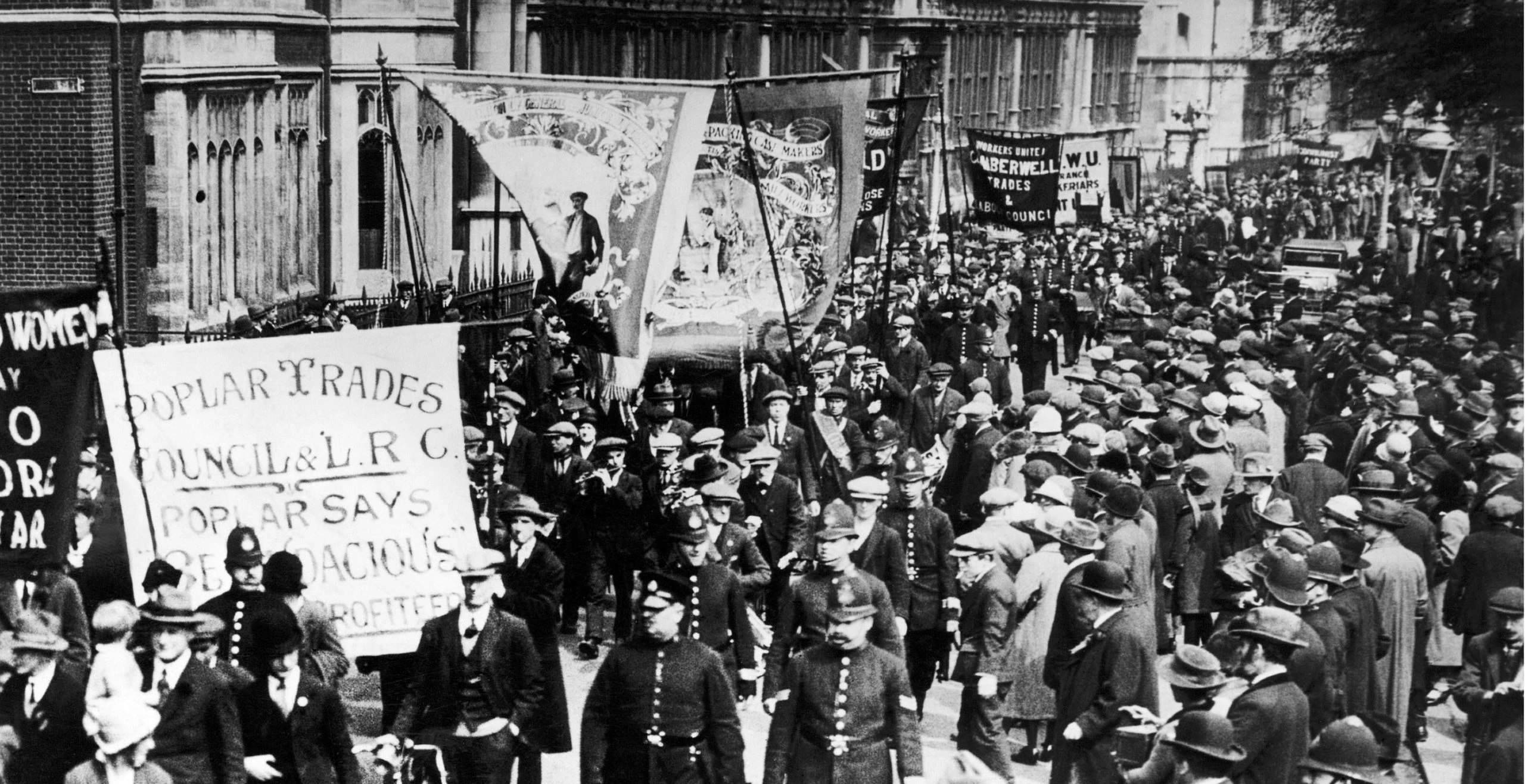 Рабочие во время Всеобщей забастовки в Великобритании 1926 года и выступлений профсоюзов.