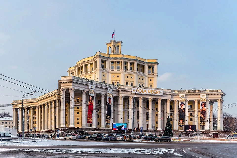 Монументальное здание театра Красной армии в Москве эпохи 1930-х годов.