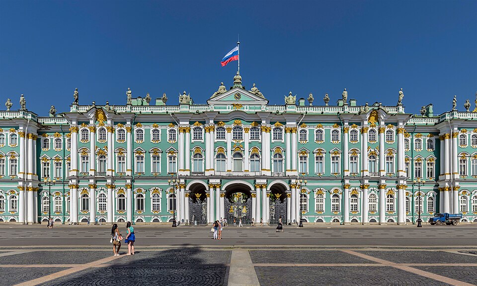 Фото Зимнего дворца в Санкт-Петербурге. Источник: https://commons.wikimedia.org/wiki/File:Winter_Palace_Panorama_3.jpg