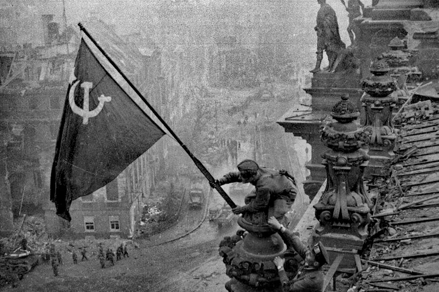 «Знамя Победы над рейхстагом». Фото Е. Халдея. 2 мая 1945